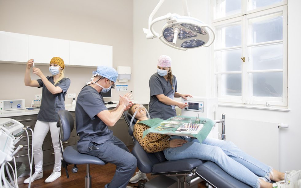 Zahnarzt mit Lachgas/ Vollnarkose in Potsdam Zahnarztpraxis in der Remise